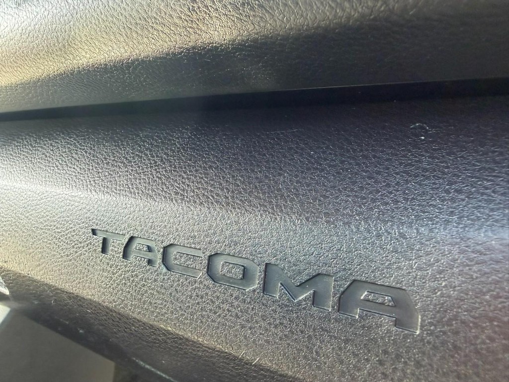 Toyota Tacoma Vehicle Full-screen Gallery Image 29