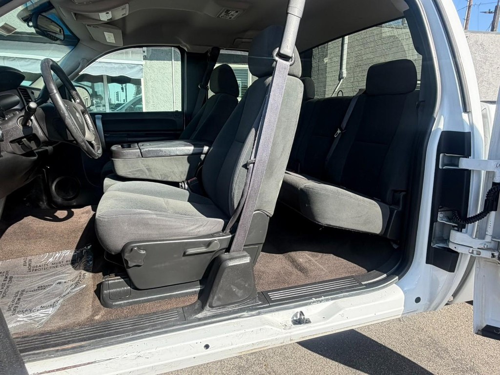 Chevrolet Silverado 1500 Vehicle Full-screen Gallery Image 17