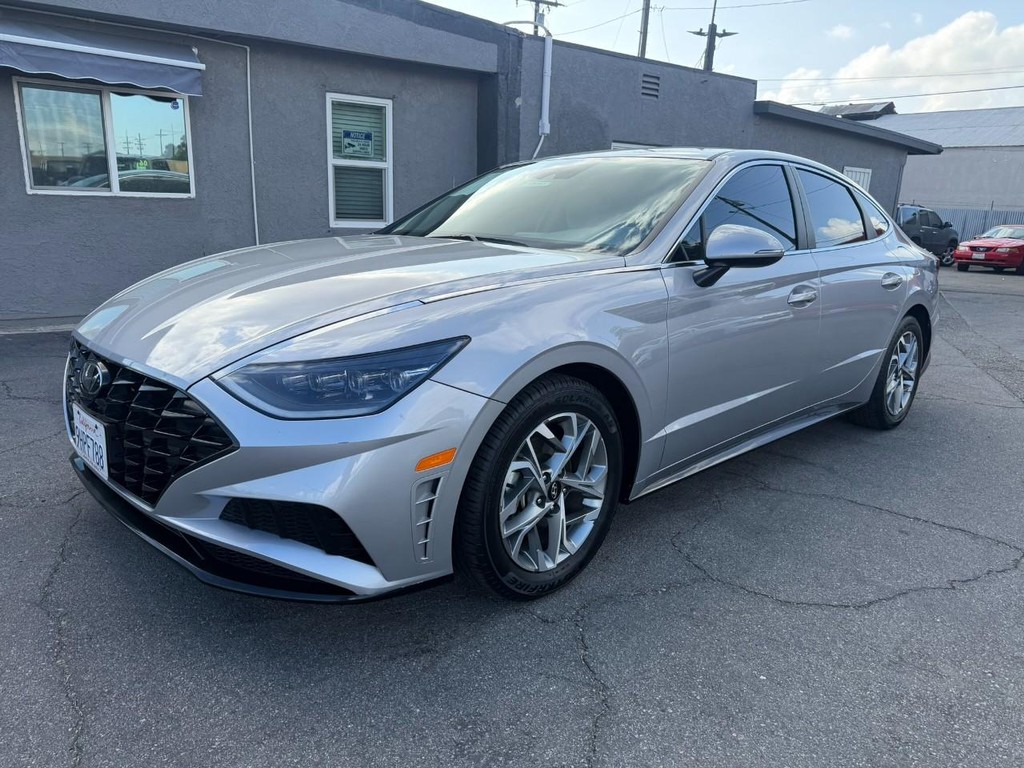 Hyundai Sonata Vehicle Full-screen Gallery Image 2