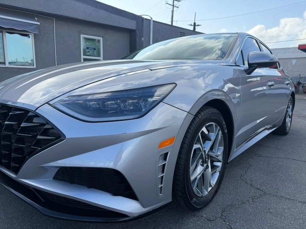 Hyundai Sonata Vehicle Full-screen Gallery Image 3