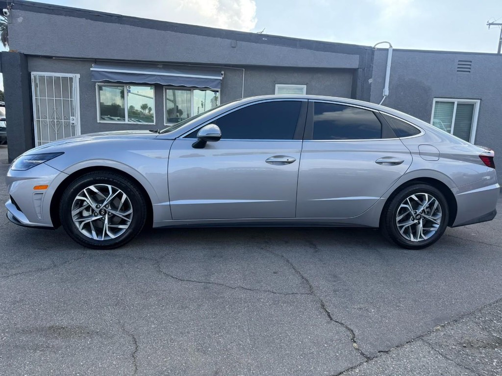 Hyundai Sonata Vehicle Full-screen Gallery Image 4