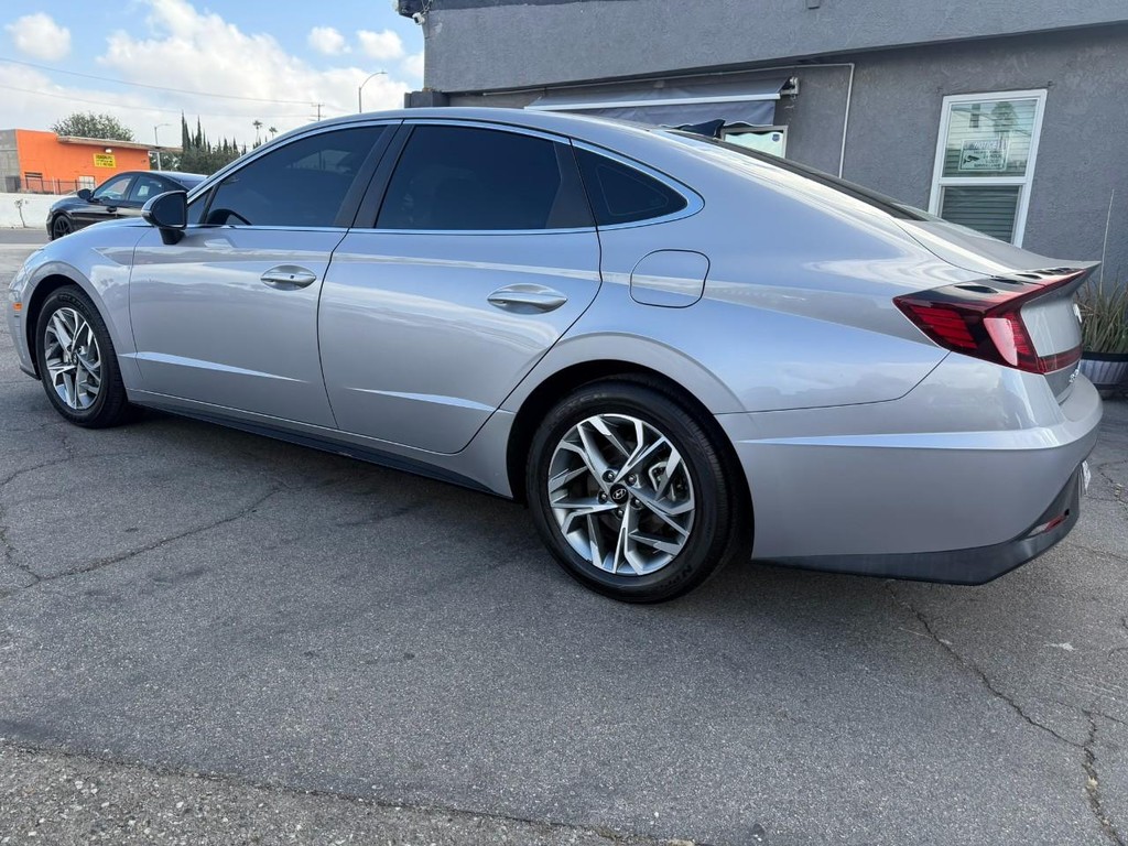 Hyundai Sonata Vehicle Full-screen Gallery Image 5