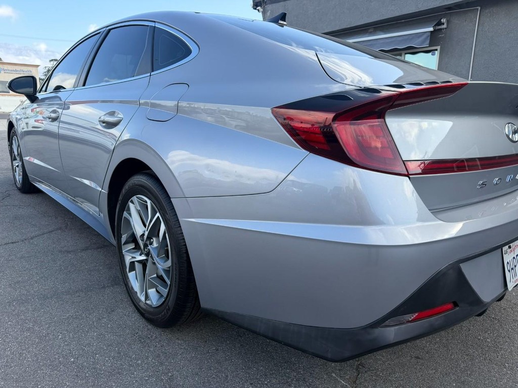 Hyundai Sonata Vehicle Full-screen Gallery Image 6