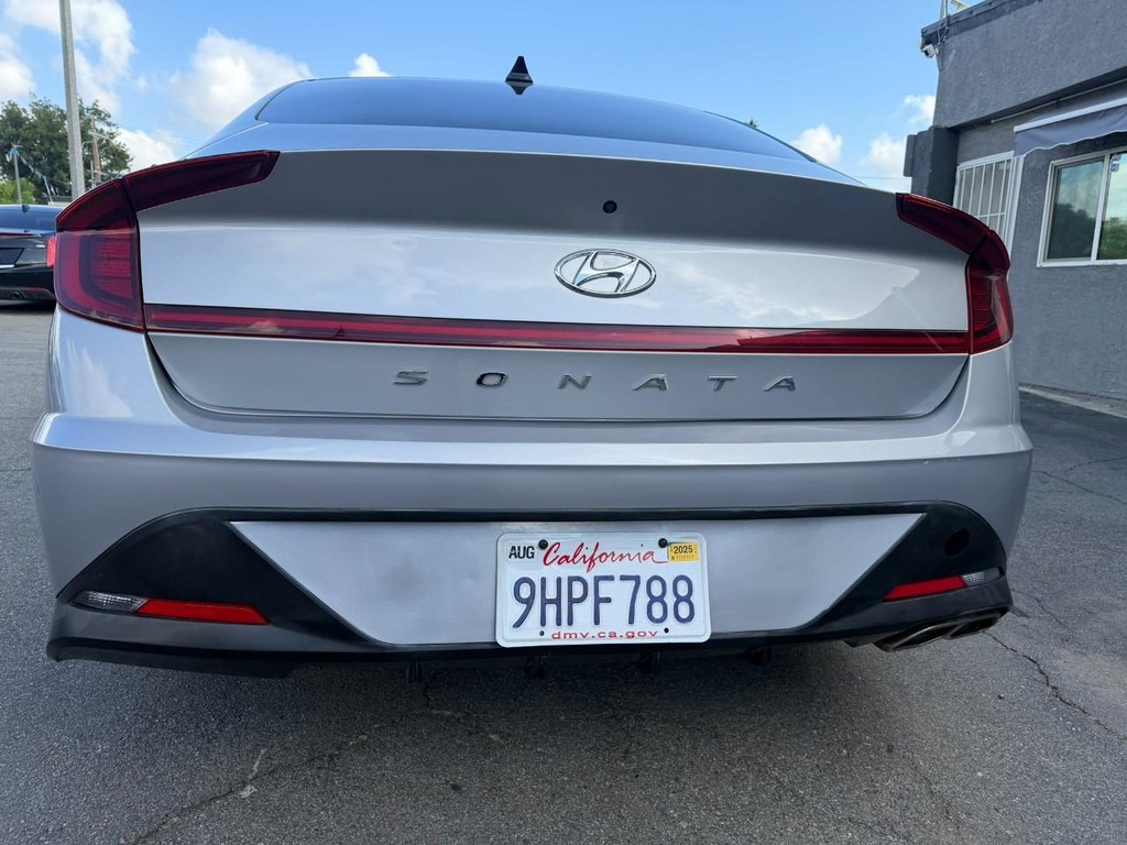 Hyundai Sonata Vehicle Full-screen Gallery Image 7