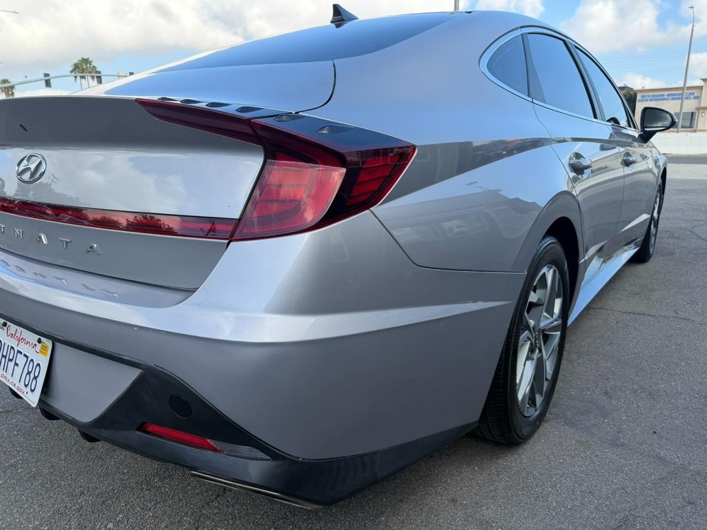 Hyundai Sonata Vehicle Full-screen Gallery Image 8