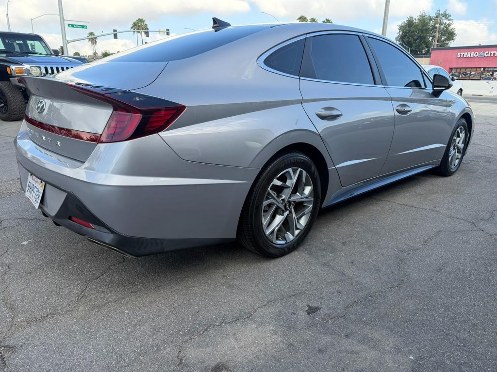 Hyundai Sonata Vehicle Full-screen Gallery Image 9