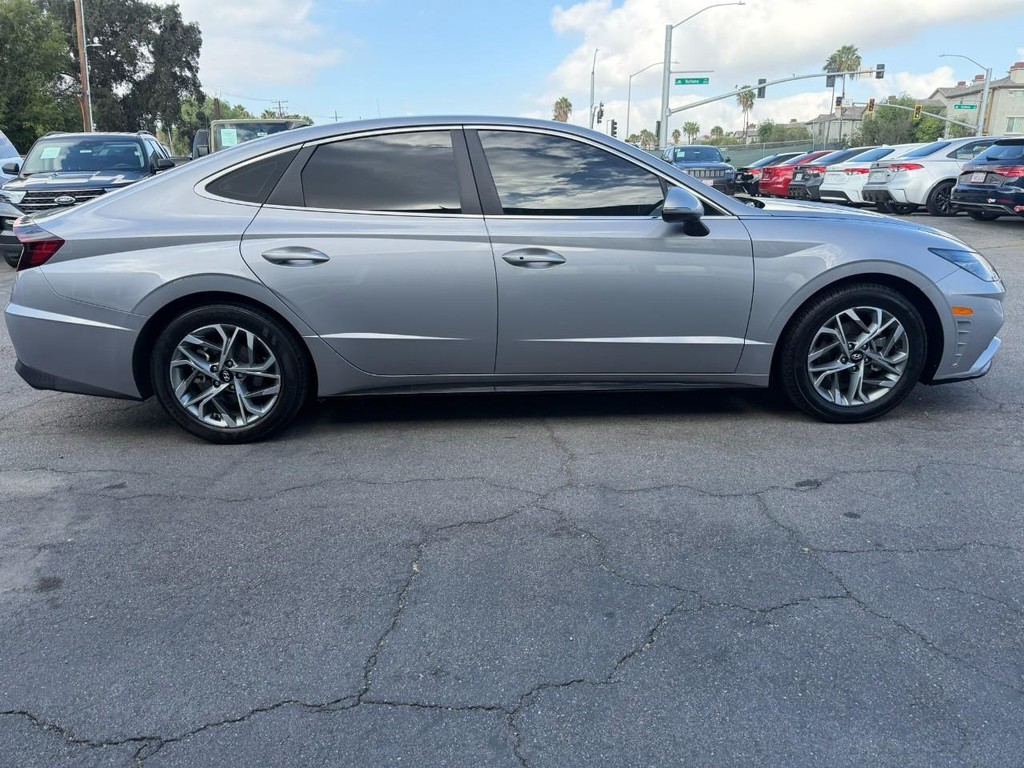 Hyundai Sonata Vehicle Full-screen Gallery Image 10