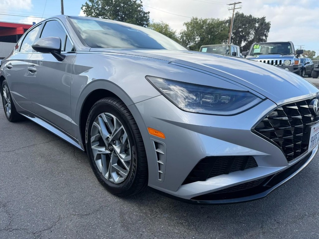 Hyundai Sonata Vehicle Full-screen Gallery Image 12