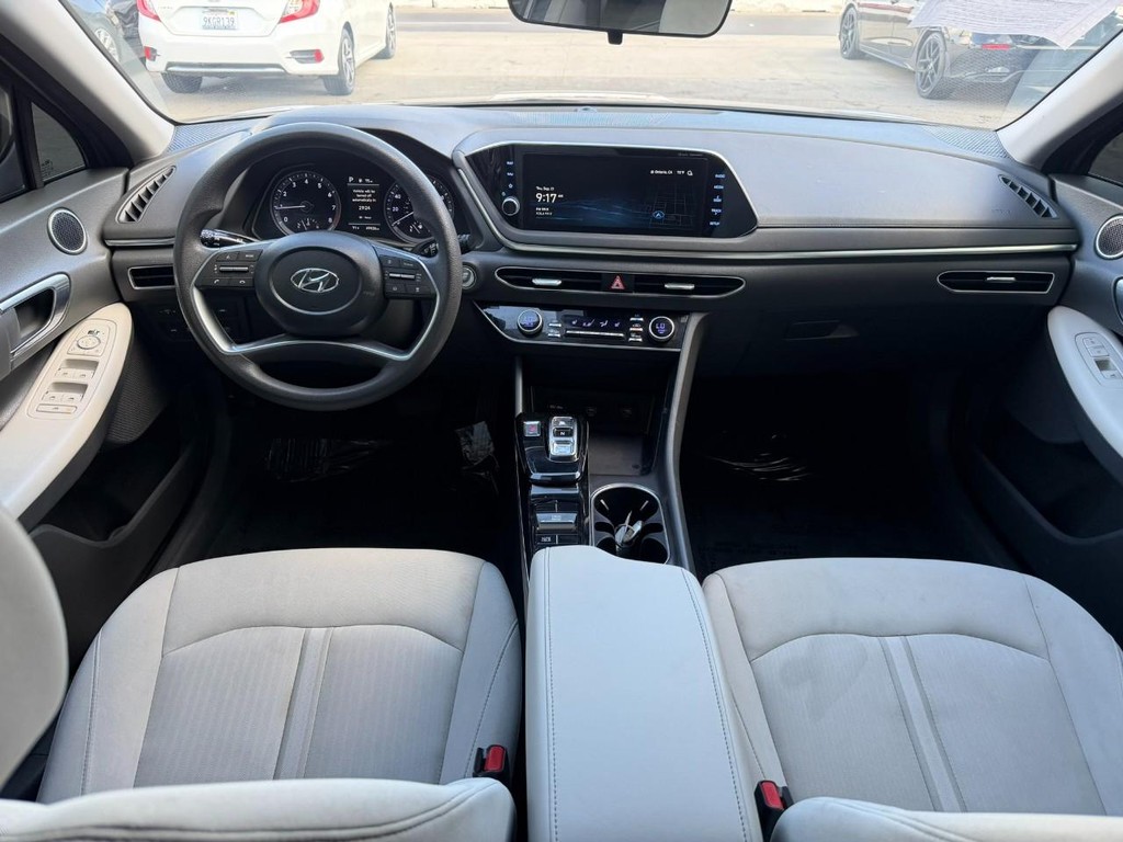 Hyundai Sonata Vehicle Full-screen Gallery Image 17