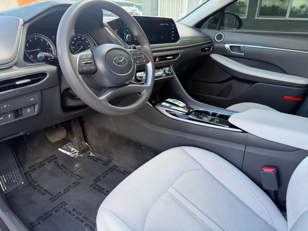Hyundai Sonata Vehicle Full-screen Gallery Image 18