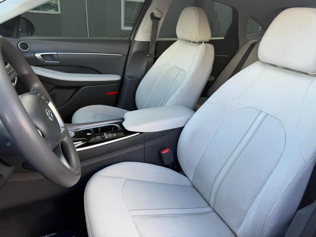 Hyundai Sonata Vehicle Full-screen Gallery Image 19