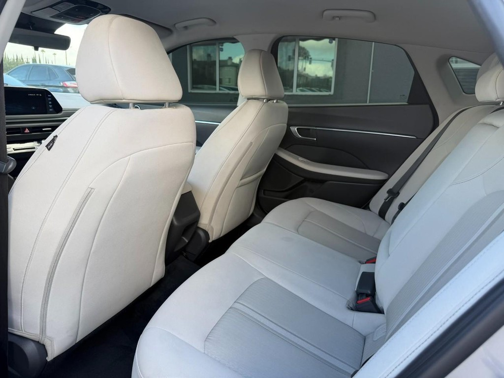 Hyundai Sonata Vehicle Full-screen Gallery Image 20