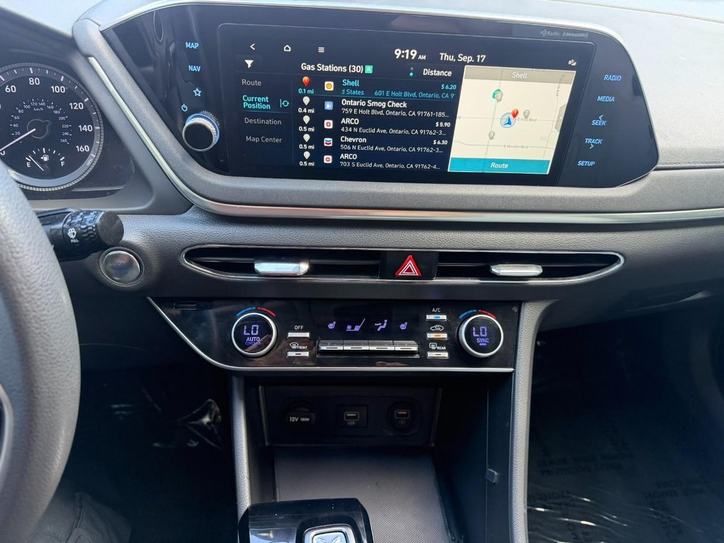 Hyundai Sonata Vehicle Full-screen Gallery Image 22