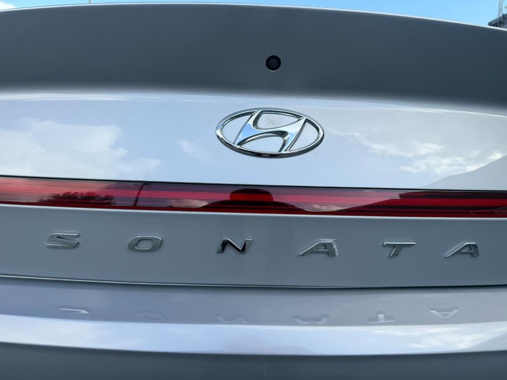 Hyundai Sonata Vehicle Full-screen Gallery Image 23