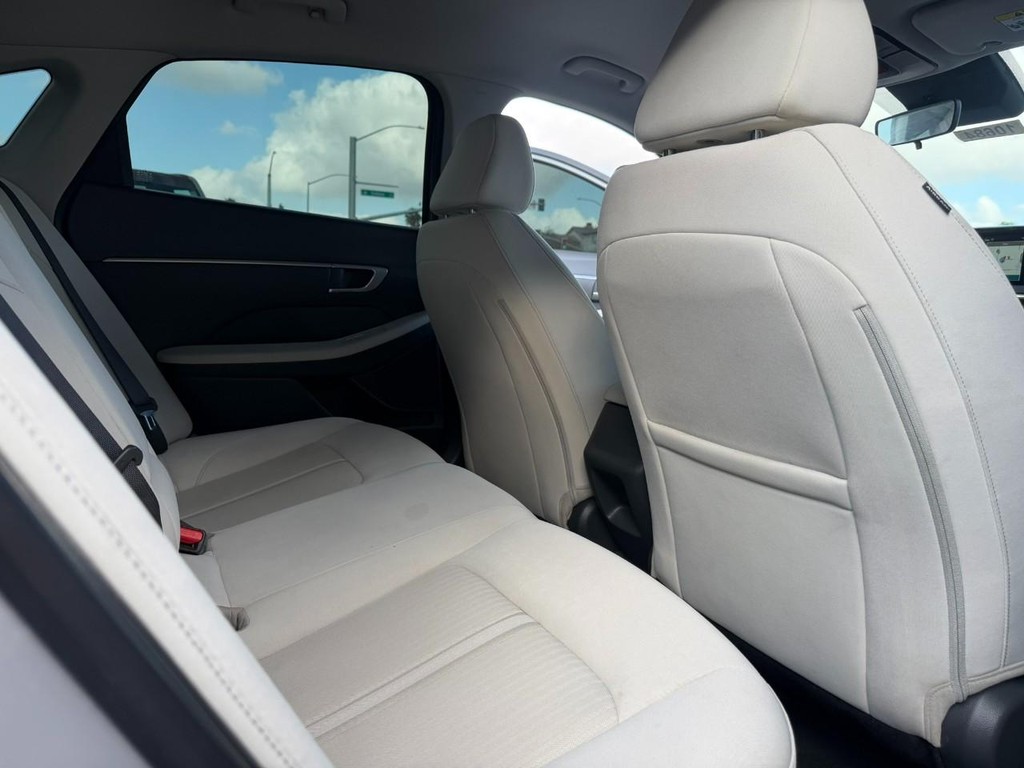 Hyundai Sonata Vehicle Full-screen Gallery Image 24