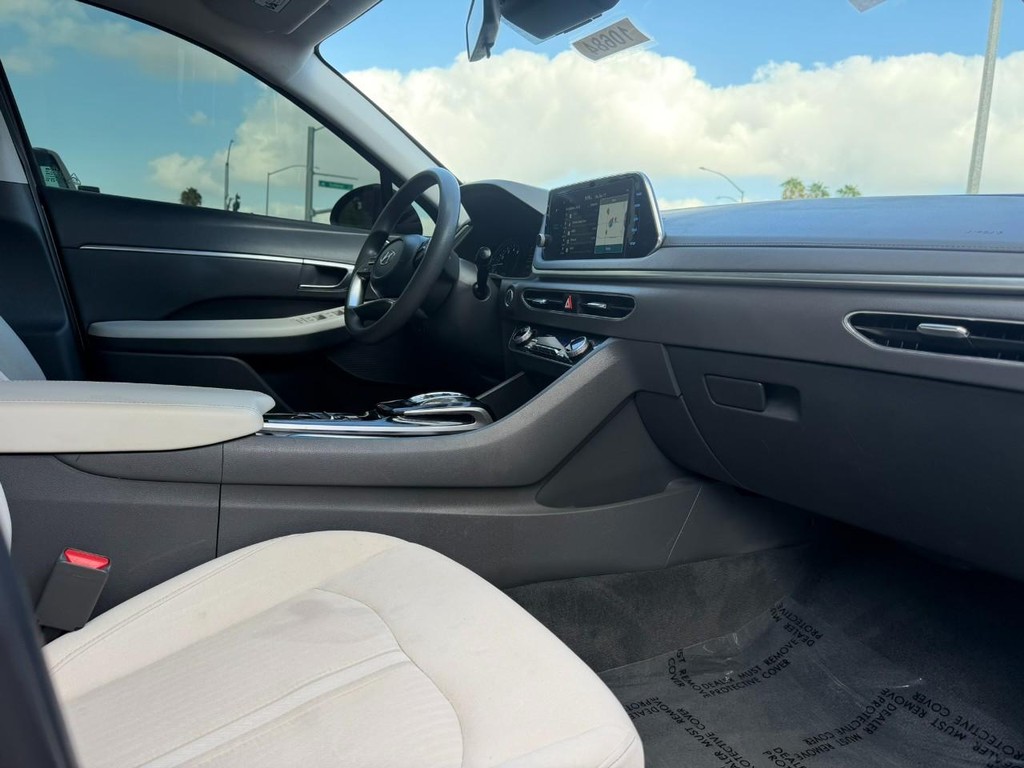 Hyundai Sonata Vehicle Full-screen Gallery Image 25