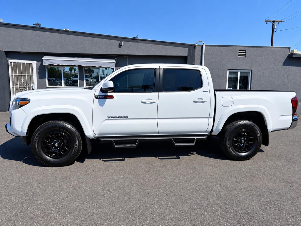 Toyota Tacoma 2WD Vehicle Full-screen Gallery Image 4