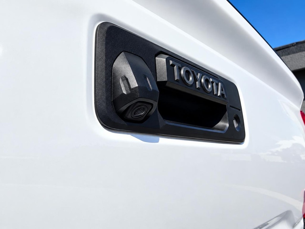 Toyota Tacoma 2WD Vehicle Full-screen Gallery Image 8
