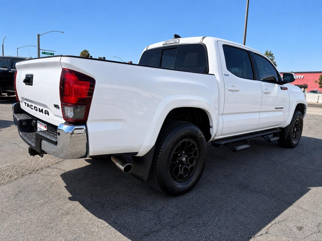 Toyota Tacoma 2WD Vehicle Full-screen Gallery Image 9
