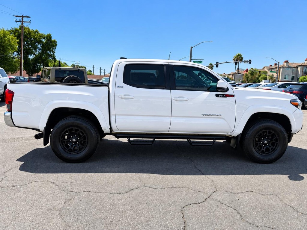 Toyota Tacoma 2WD Vehicle Full-screen Gallery Image 10