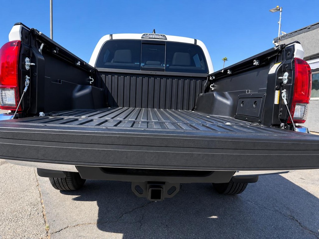Toyota Tacoma 2WD Vehicle Full-screen Gallery Image 13