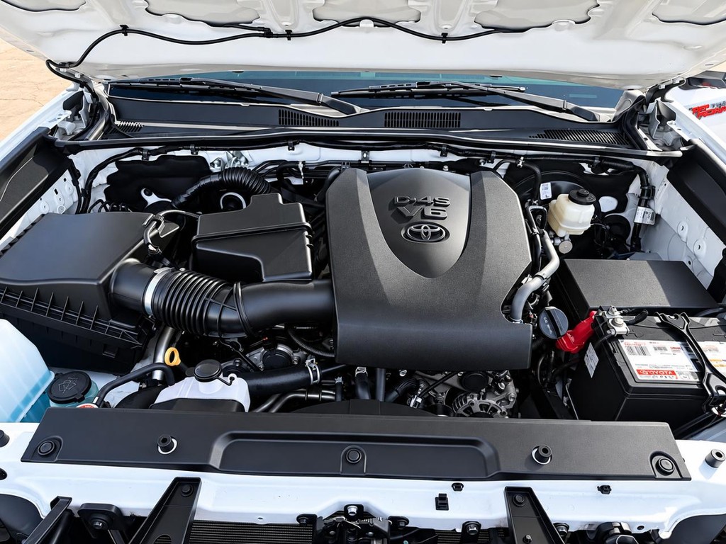 Toyota Tacoma 2WD Vehicle Full-screen Gallery Image 15