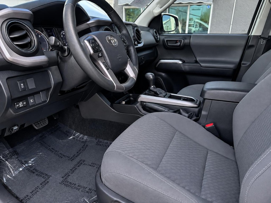 Toyota Tacoma 2WD Vehicle Full-screen Gallery Image 18