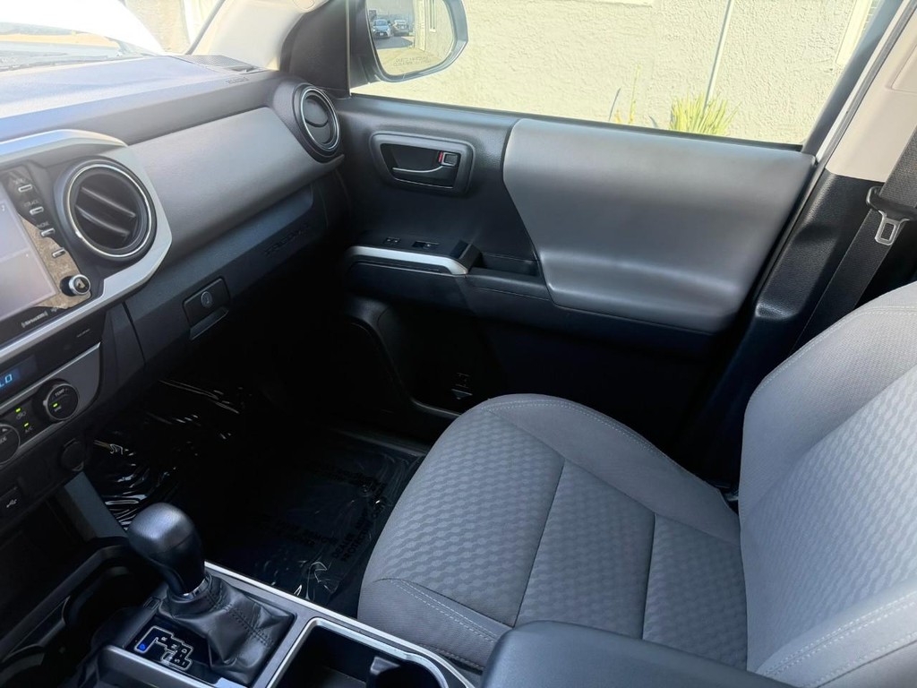 Toyota Tacoma 2WD Vehicle Full-screen Gallery Image 19