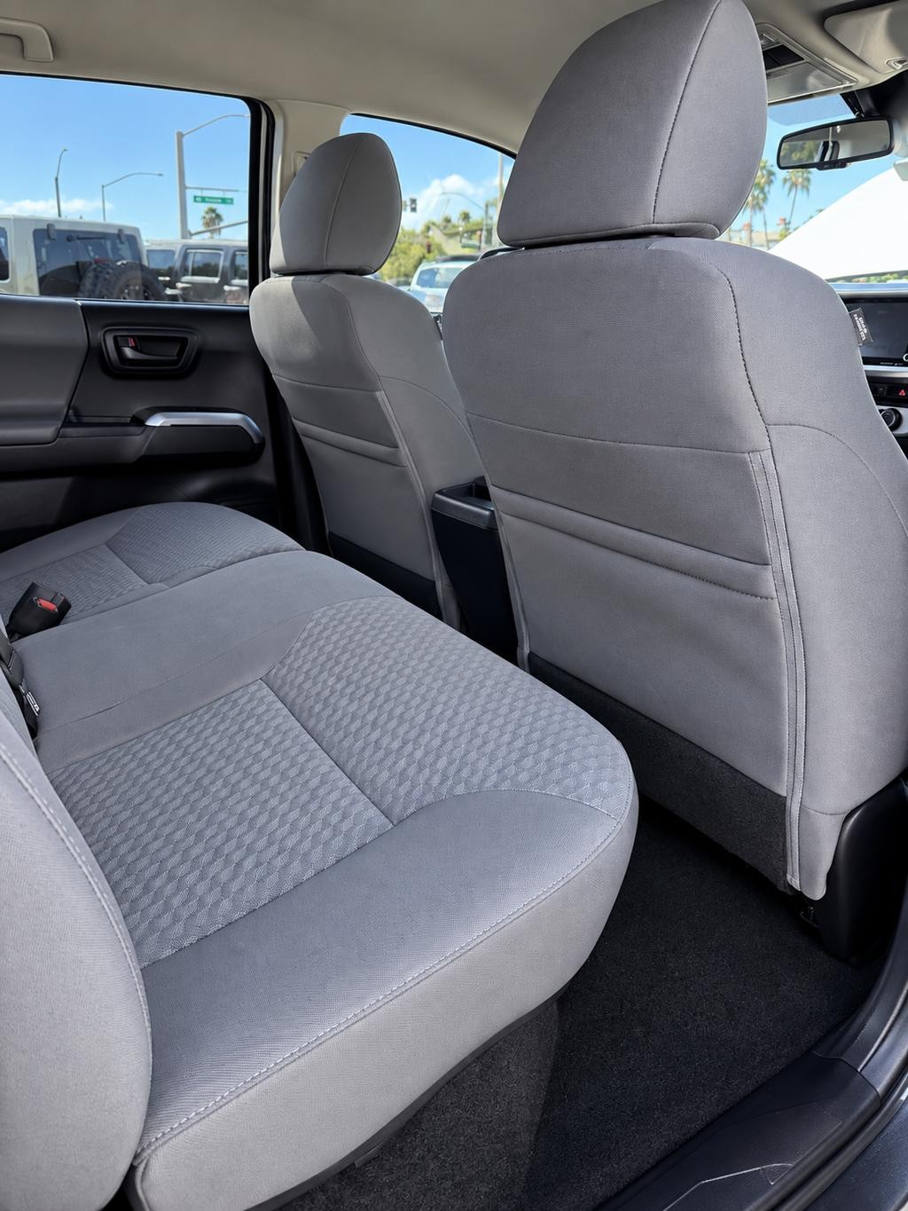 Toyota Tacoma 2WD Vehicle Full-screen Gallery Image 22