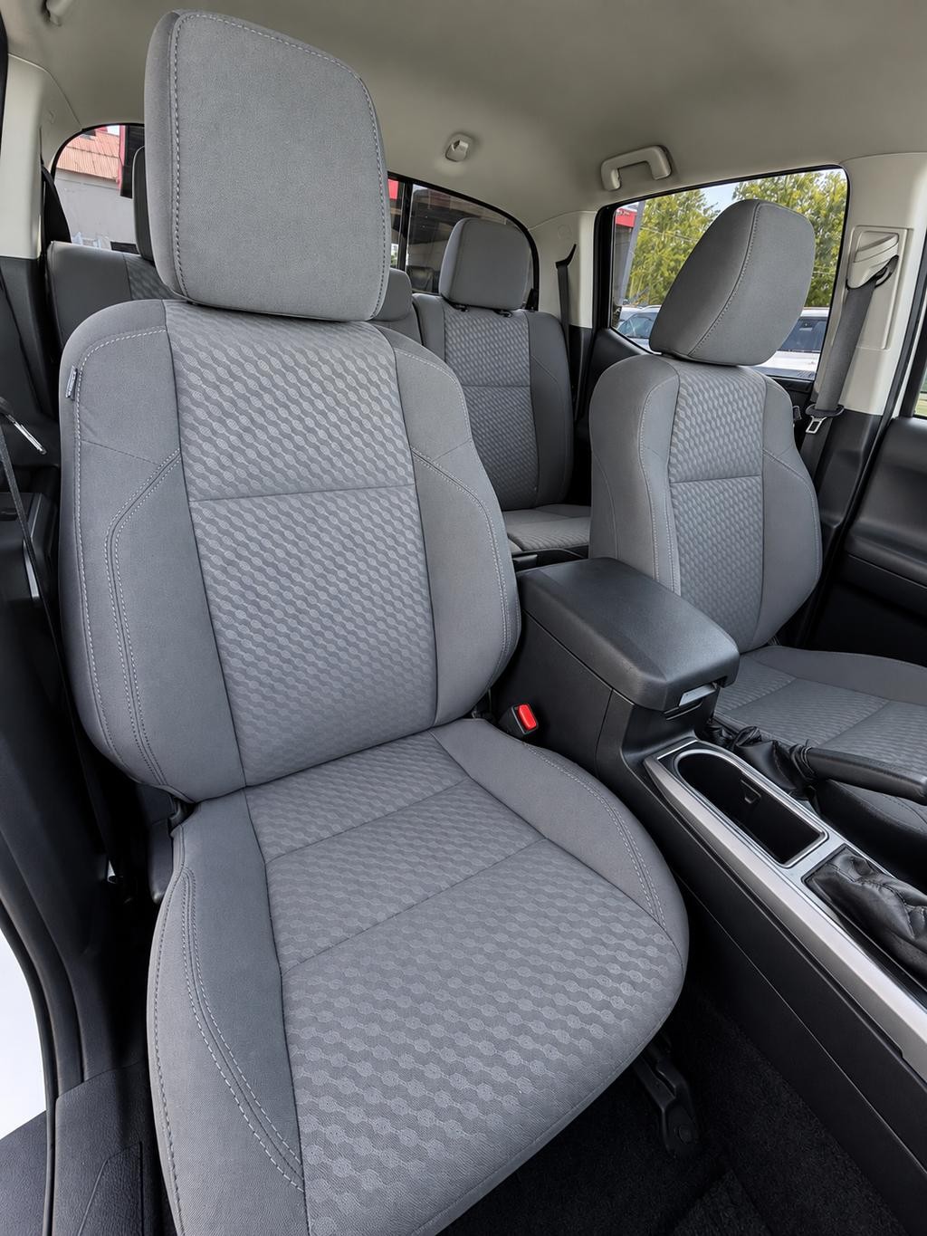 Toyota Tacoma 2WD Vehicle Full-screen Gallery Image 23