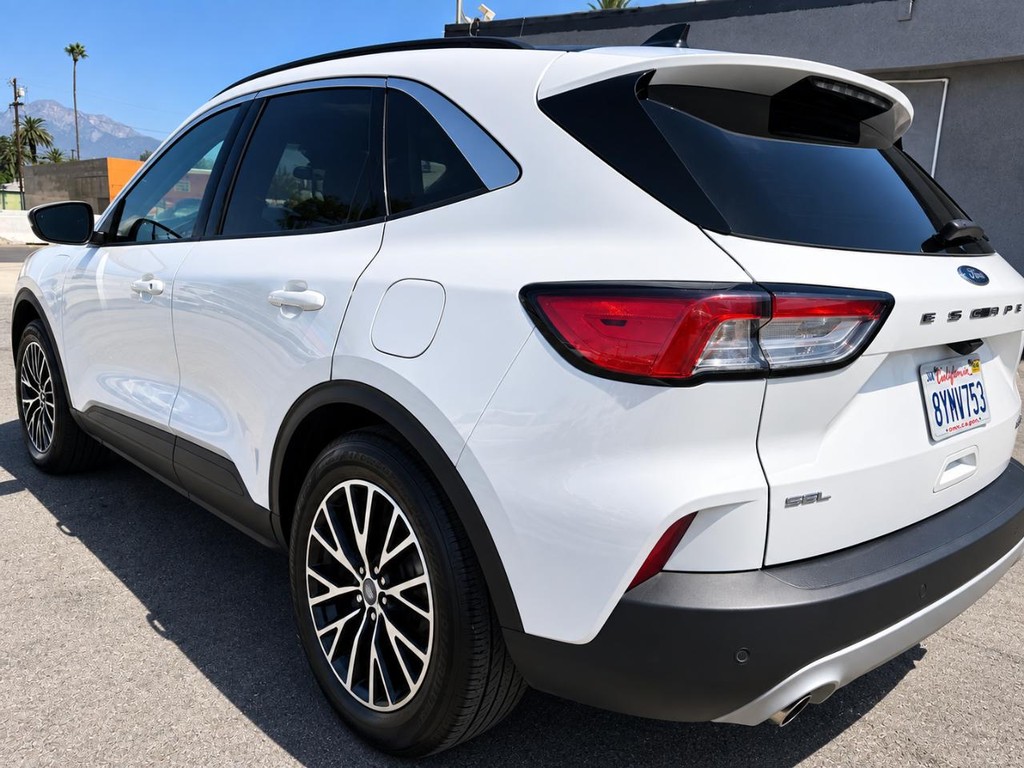 Ford Escape Vehicle Full-screen Gallery Image 6