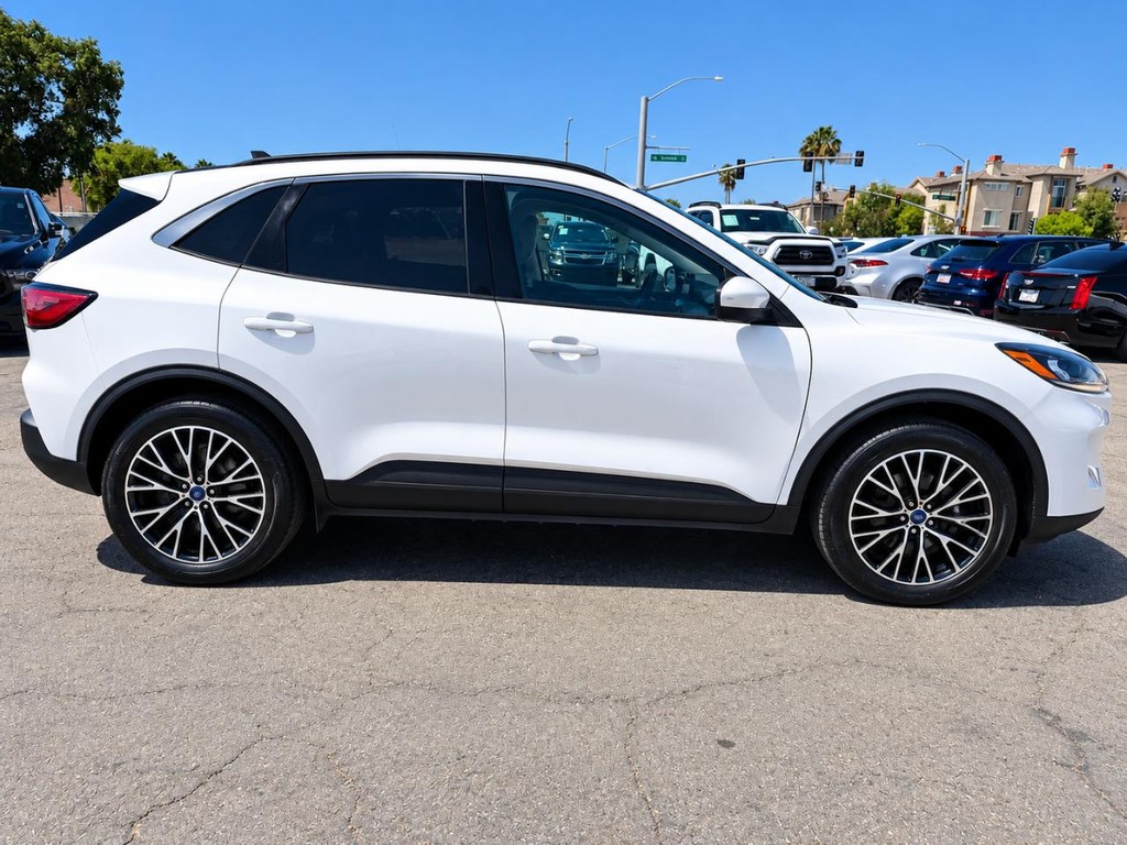 Ford Escape Vehicle Full-screen Gallery Image 10