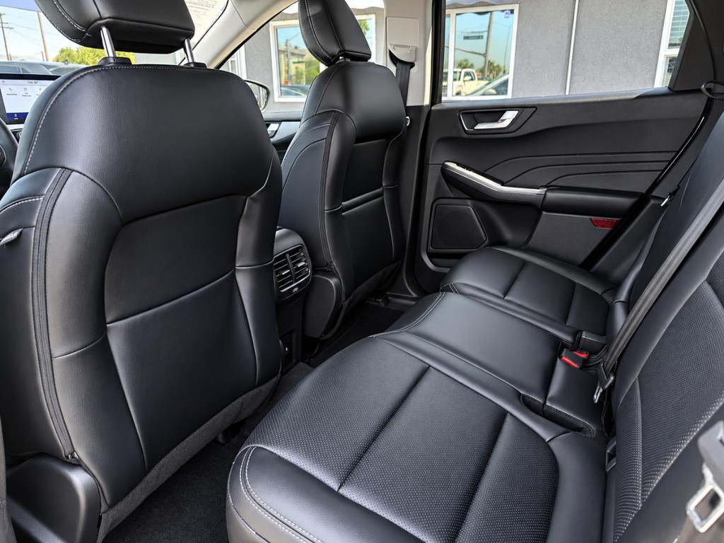 Ford Escape Vehicle Full-screen Gallery Image 20