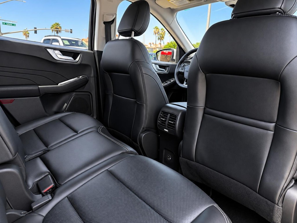Ford Escape Vehicle Full-screen Gallery Image 21