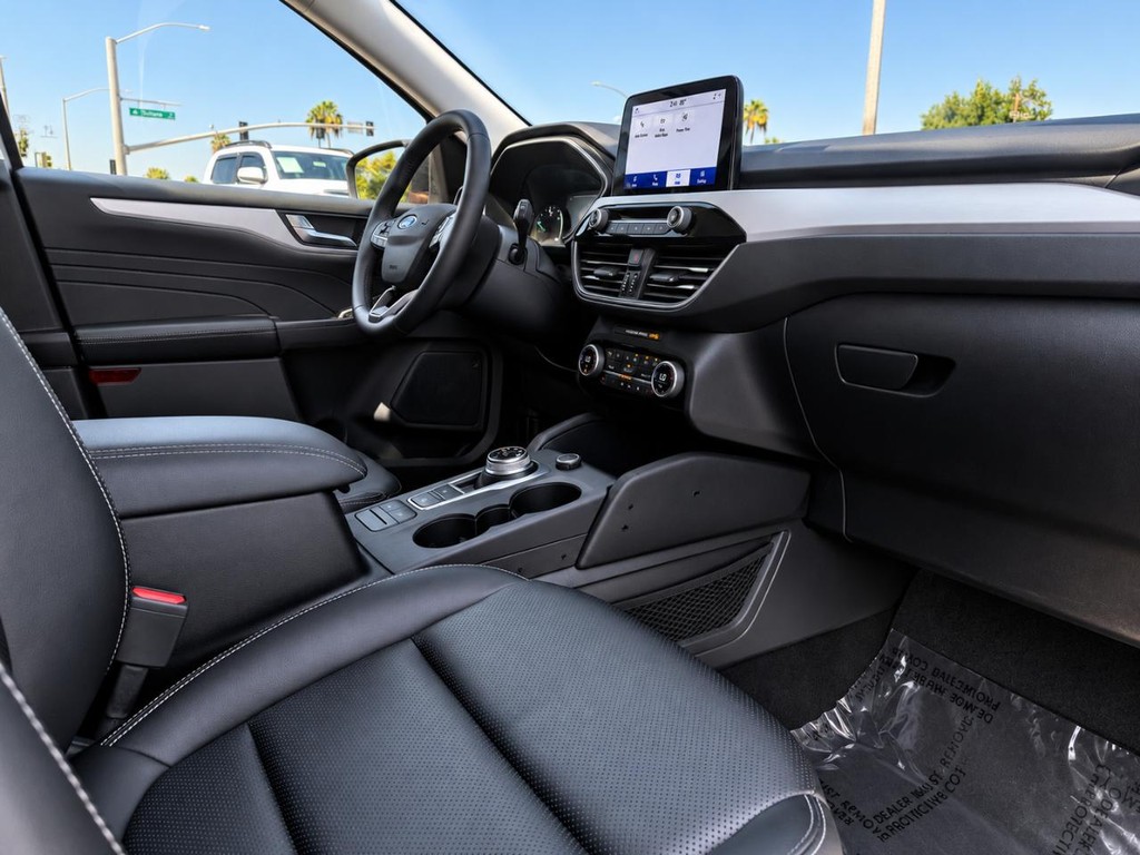 Ford Escape Vehicle Full-screen Gallery Image 23