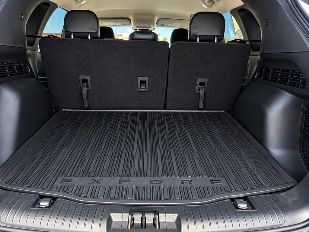 Ford Escape Vehicle Full-screen Gallery Image 24