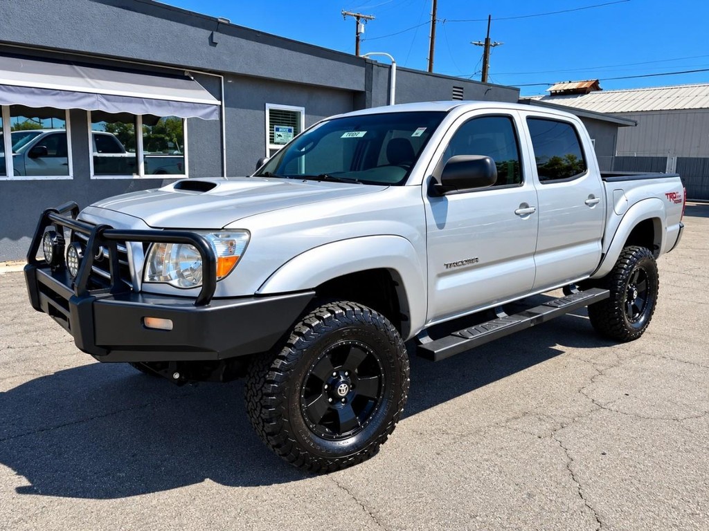 Toyota Tacoma Vehicle Full-screen Gallery Image 2