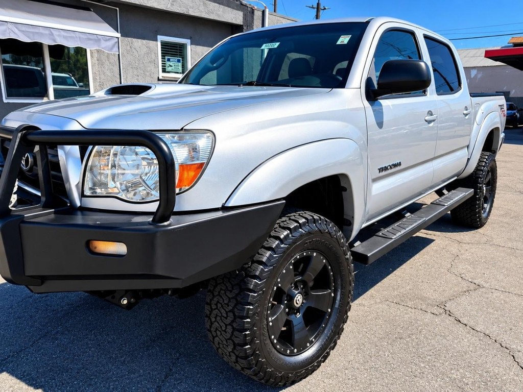 Toyota Tacoma Vehicle Full-screen Gallery Image 3