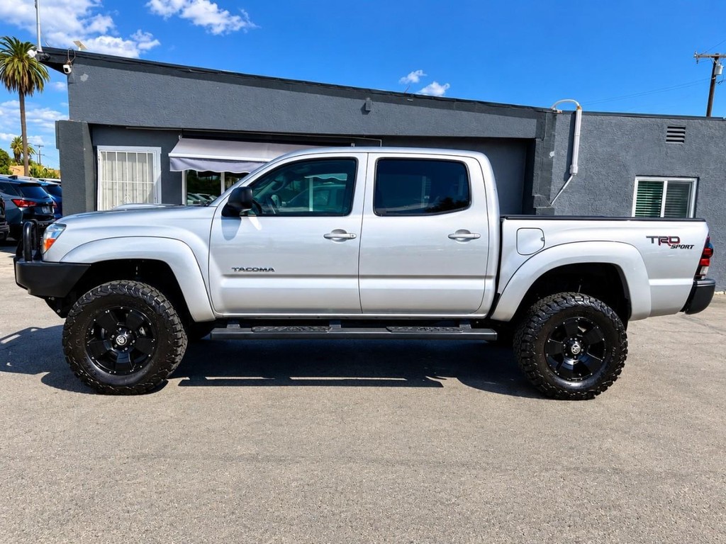 Toyota Tacoma Vehicle Full-screen Gallery Image 4