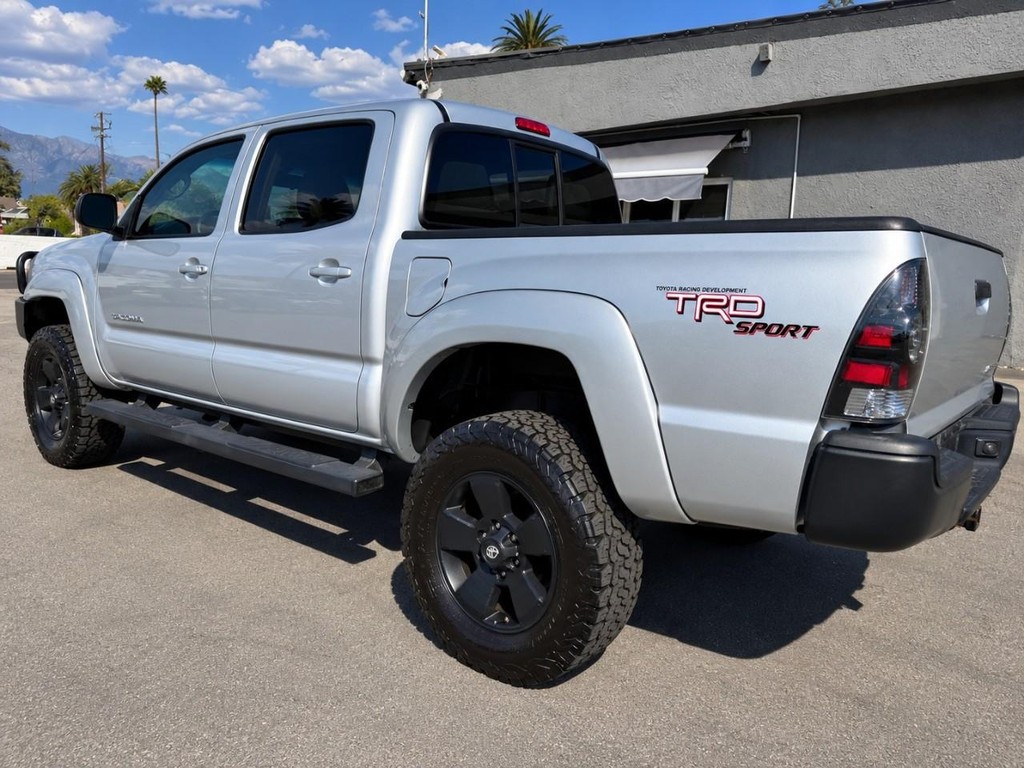 Toyota Tacoma Vehicle Full-screen Gallery Image 5