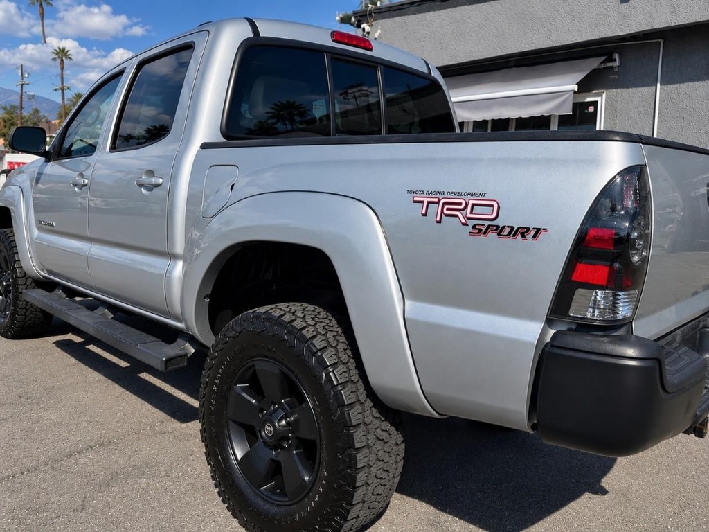 Toyota Tacoma Vehicle Full-screen Gallery Image 6