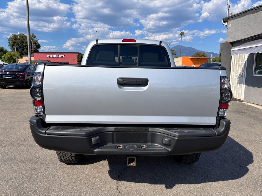 Toyota Tacoma Vehicle Full-screen Gallery Image 7
