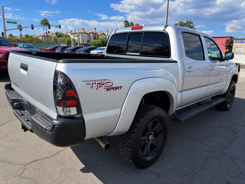 Toyota Tacoma Vehicle Full-screen Gallery Image 8