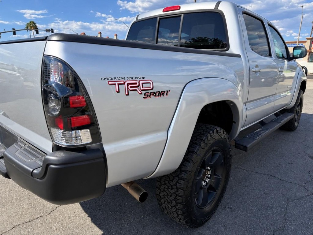 Toyota Tacoma Vehicle Full-screen Gallery Image 9