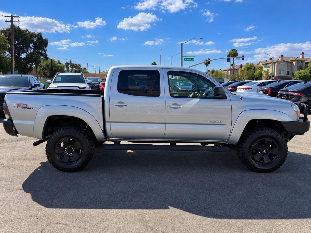 Toyota Tacoma Vehicle Full-screen Gallery Image 10