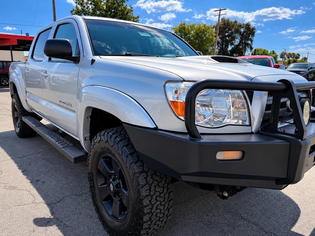 Toyota Tacoma Vehicle Full-screen Gallery Image 11
