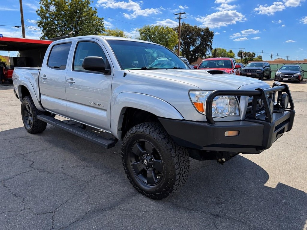 Toyota Tacoma Vehicle Full-screen Gallery Image 12