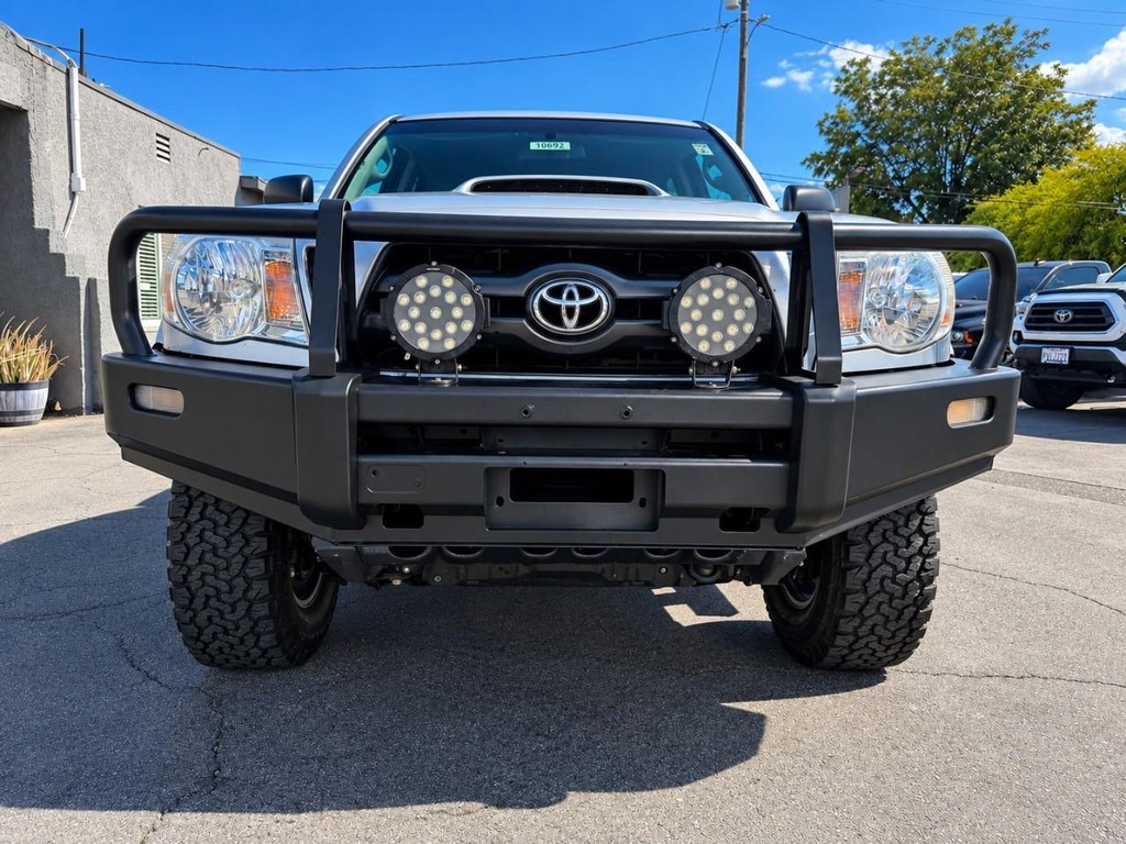 Toyota Tacoma Vehicle Full-screen Gallery Image 13