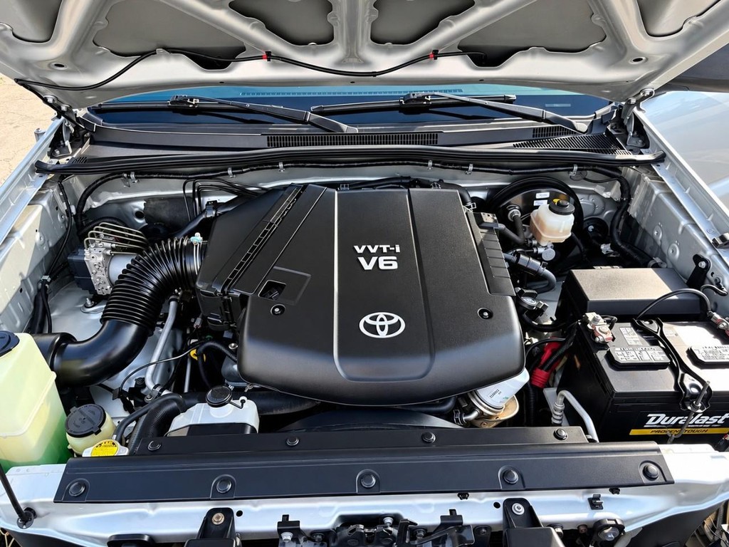 Toyota Tacoma Vehicle Full-screen Gallery Image 14