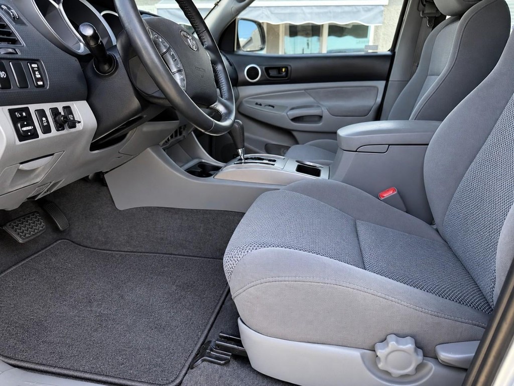 Toyota Tacoma Vehicle Full-screen Gallery Image 15